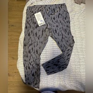 Lululemon 25” Instill high rise legging grey/black animal print. Size 14